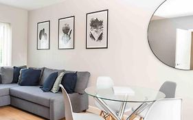 Comfortable And Convenient 3 Bedroom House With Parking