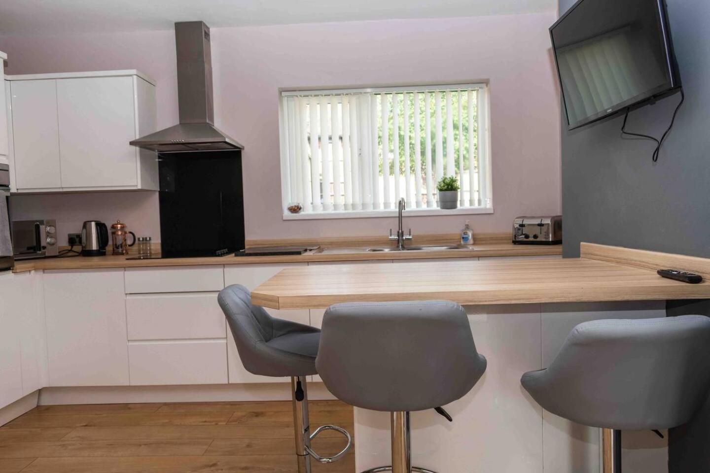 Comfortable And Convenient 3 Bedroom House With Parking Handsworth Exterior photo
